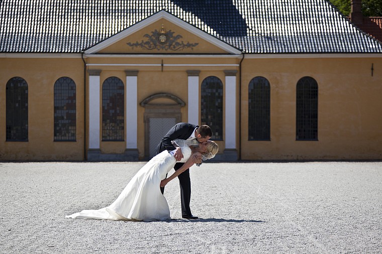 Et energifyldt og veloplagt brudepar på fotoshoot på Kastellet i København