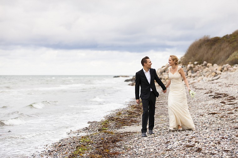 Rikke og Rasmus blev fotograferet ved stranden ved Hornbæk tæt på der, hvor de holdt deres bryllupsfest.