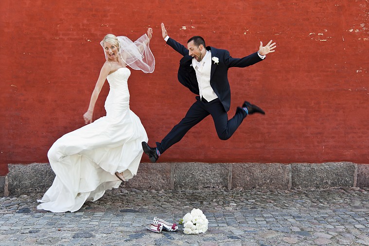 Et muntert brudepar med masser af energi og glæde. Fotoshootet foregik på Kastellet i København.