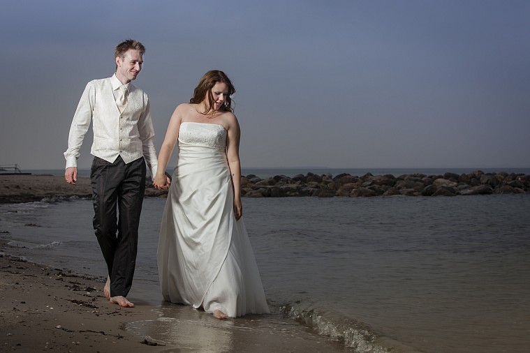 Kathrine og Rafael valgte at lægge deres fotoshoot en uge efter brylluppet, hvor de gik i vandet ved Bellevue Strand nord for København og fik nogle skønne Thrash The Dress billeder.